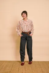 Pantalón de lino color negro, de corte relajado, con bolsillos frontales tipo parche y cintura elástica. Incluye un cinturón de cuero marrón con hebilla metálica.