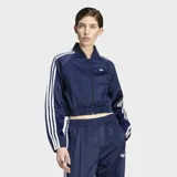 Campera deportiva Adidas de satén color azul marino, con cierre frontal y cuello tipo bomber. Presenta las icónicas tres tiras blancas en las mangas y el logo del trifolio bordado en el pecho.