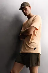 Pantalones cortos de entrenamiento Zara Athleticz en color salmón, confeccionados en tejido técnico ligero y elástico con estructura. Cuentan con cintura elástica ajustable, forro interior, bolsillos laterales y perneras con aberturas laterales.