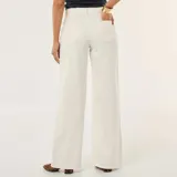 Jean de corte wide leg en color blanco, con diseño de cinco bolsillos y cierre frontal con botón y cremallera.