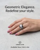 Anillo de acero de diseño bombé, con patrón geométrico esmaltado en tonos negro y gris oscuro.