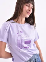 Remera lila con estampado frontal con la frase "Gracias por nada".