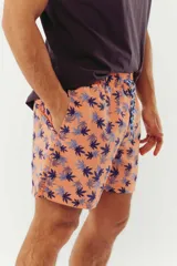 Short de baño azul con franjas horizontales en celeste y azul claro. Cuenta con cintura elástica ajustable con cordón, dos bolsillos laterales y uno trasero.