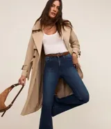 Pantalón de jean acampanado de tiro alto, color azul oscuro, con bolsillos delanteros y traseros, y cierre con botón y cremallera.