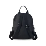 Mochila de tamaño mediano confeccionada en símil cuero color beige, con doble bolsillo frontal con cierre metálico, asa de mano superior y correas regulables de cinta tejida.