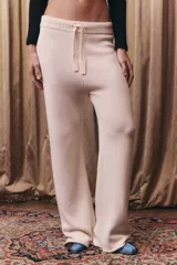Pantalón de tejido de punto color off white, de corte recto y holgado. Presenta cintura elástica con cordón de ajuste y acabado en rib.