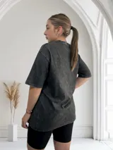 Remerón rosa con efecto acid wash, corte holgado y cuello redondo.