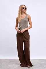 Musculosa de punto color gris con apliques de tachas plateadas.