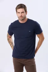 Remera lisa de manga corta y cuello redondo, color gris oscuro, de calce cómodo con pequeño logo bordado en el pecho.