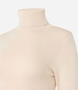 Suéter de punto color borgoña, con cuello alto estructurado y mangas largas.