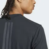 Remera de entrenamiento Adidas de manga corta y cuello redondo, color negro, con un patrón texturizado de espiga en relieve tono sobre tono. Presenta un corte ajustado (slim fit) y el logo de Adidas en el pecho.