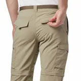 Pantalón de senderismo convertible en short, color beige, con cintura elástica, cinturón integrado, múltiples bolsillos cargo y cierre de seguridad.