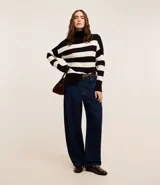 Suéter de punto pesado con cuello alto y mangas largas, presenta un diseño de rayas horizontales en color crema y marrón con textura acanalada.