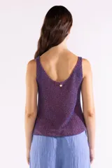 Musculosa de punto canalé con mezcla de viscosa e hilos metálicos Lurex, de escote bote y diseño sin mangas.