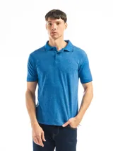 Chomba manga corta color borgoña con cuello clásico y borde azul marino.