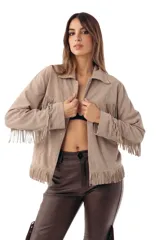 Campera de gamuza color crudo con flecos en el pecho, en el ruedo y en las mangas, cuello camisero, bolsillos frontales appliqués y cierre con broches a presión oculta.