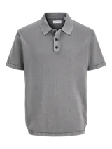 Chomba de tejido de punto gris, de manga corta, con cuello polo y cierre frontal de tres botones.