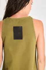 Vestido corto de gabardina color verde oliva, con escote cerrado y silueta amplia.