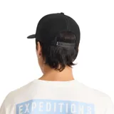 Gorro negro tipo trucker con paneles frontales rígidos y paneles traseros de malla. Presenta visera curva y parche bordado con el logo de Roark en el frente.