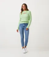 Pantalón cigarrete de jeans azul con cintura alta, pliegues y bolsillos.