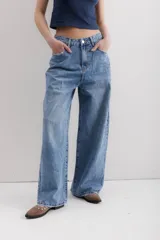 Pantalón de jean celeste de corte ancho.