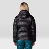 Campera técnica con capucha, de diseño acolchado y acabado brillante en color negro. Cuenta con cierre frontal completo, bolsillo con cremallera en el pecho, bolsillos laterales y puños elásticos. Fabricada con tejido antidesgarro de nailon y aislamiento sintético ThermaCloud AF.