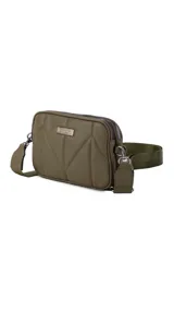 Bandolera de diseño acolchado con costuras geométricas, color verde oliva. Cuenta con doble compartimento con cierre metálico, placa metálica con logo en el frente y correa de cinta ajustable y extraíble.