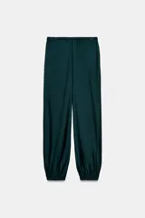 Pantalón bombacho verde oscuro de tiro medio con cintura elástica y bajo acabado en puño elástico.