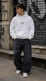 Canguro blanco de diseño oversize, con capucha y bolsillo tipo klabu, con pequeño logo bordado en el centro del pecho.