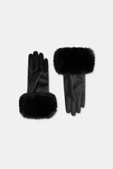 Guantes cortos de cuero sintético negro con detalle de puño de piel sintética a tono y costuras decorativas en el dorso.