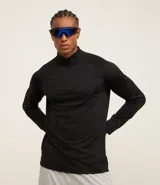 Remera deportiva térmica de manga larga color negro, con cuello alto y cremallera frontal. Presenta sisas raglán y recortes, sin estampado.