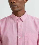 Camisa de hombre de manga corta confeccionada en mezcla de lino y algodón. Presenta un calce comfort, cuello camisero, cierre frontal con botones y un bolsillo en el pecho. Marca Marfinno.