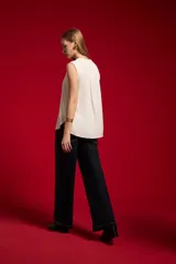 Blusa evasé de viscosa color blanco, sin mangas, con cuello a la base y escote en V con cartera frontal.