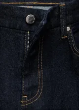 Jeans tiro alto estilo flare de tejido vaquero de algodón con elasticidad, diseño largo con cinco bolsillos, trabillas y cierre frontal con botón y cremallera.