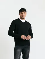 Sweater de punto color ladrillo con cuello en V y mangas largas.