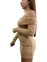 Vestido corto gris de punto, con escote off-shoulder y mangas largas.