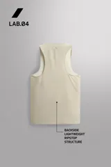 Musculosa deportiva Zara Athleticz de tejido ligero y elástico con cuello redondo y aberturas laterales en el bajo.