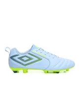 Championes de fútbol Umbro modelo Vision HG, de color celeste con detalles en verde lima y el logo de la marca en el lateral con líneas diagonales.