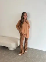 Conjunto de dos piezas compuesto por un buzo de cuello redondo y mangas largas con diseño holgado y un pantalón de corte recto y tiro alto. Ambas prendas están confeccionadas en tejido de punto acanalado.