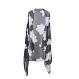 Kimono negro de gasa semitransparente con estampado floral blanco, calce suelto, cordón ajustable en la cintura y mini borlas decorativas en el borde.