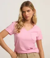 Blusa básica de algodón con cuello en V, manga corta y un pequeño bolsillo frontal. Diseño liso y versátil.