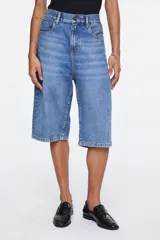 Bermuda de denim azul con diseño de cinco bolsillos, tiro medio y corte amplio.