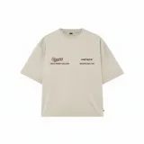 Remera de corte oversize color beige claro, con estampa gráfica en la espalda en color marrón que incluye el logo y nombre de la marca Venefo Industries.