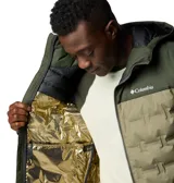 Campera técnica con capucha, impermeable y transpirable, con tecnología termorreflectante Omni-Heat Infinity y aislamiento de plumón de 650 fill power. Presenta un diseño de bloques de color en tonos verde, con construcción HeatSeal sin costuras en el panel frontal y cierre frontal completo.