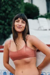 Top de bikini color salmón, de lycra premium metalizada, con breteles regulables y copas desmontables.