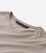 Remera de corte slim, cuello redondo y manga corta, confeccionada en algodón suave. Diseño básico y versátil sin estampados.