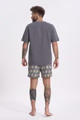 Remera negra de manga corta y cuello redondo, de corte holgado.