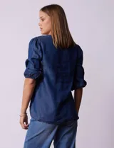 Blusa celeste de tencel, marca Alex & Parker, con escote en V y manga corta amplia.