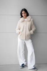 Pantalón blanco de tiro alto con bolsillos grandes y pespuntes a contratono.