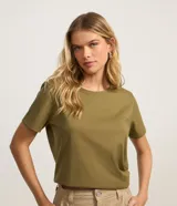 Remera básica de cuello redondo y manga corta, confeccionada en algodón peruano de alta calidad. Presenta un diseño liso y versátil, ideal para uso diario.